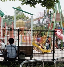 長良公園　遊ぶ子供と休む大人