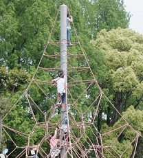 長良公園　遊具の頂上で親に呼び掛ける