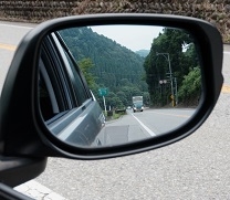 サイドミラーから後方の安全を確認する