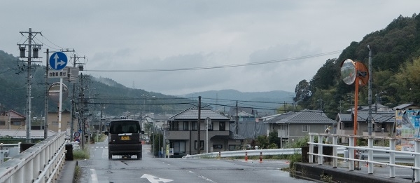 山県市から西を望む
