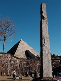 ストーンミュージアム博石館　オベリスクとピラミッド